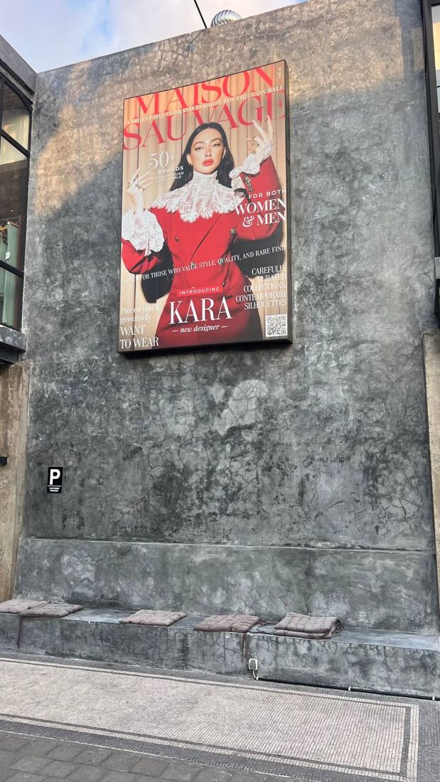 Баннер на стене магазина